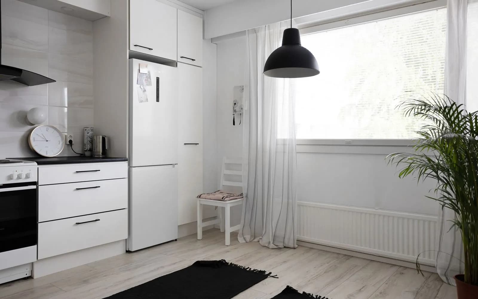 Cuisine domestique propre, lumineuse et rangée